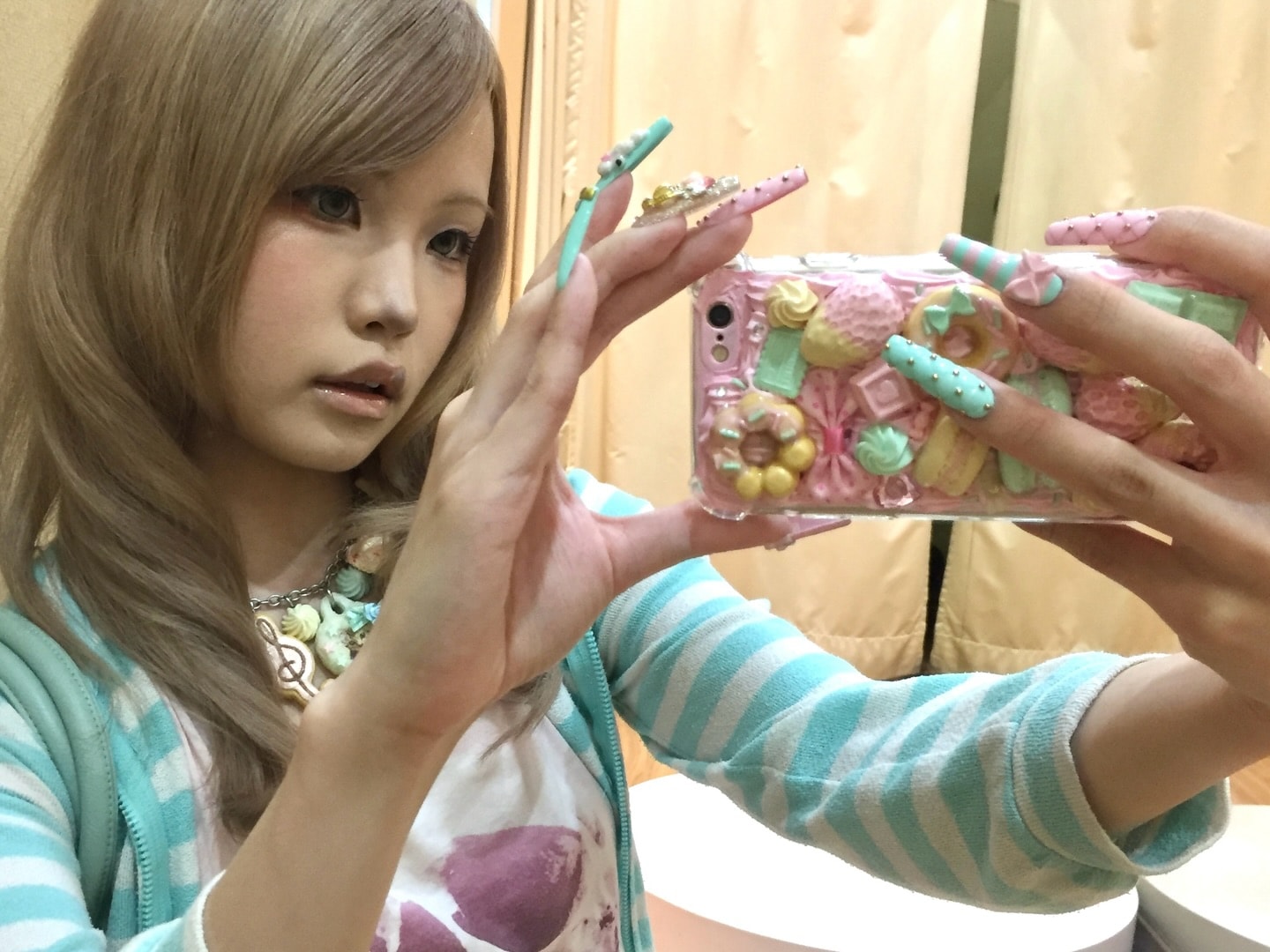 Nail art and personal style shared by @peyjenn, set 3, frame 1